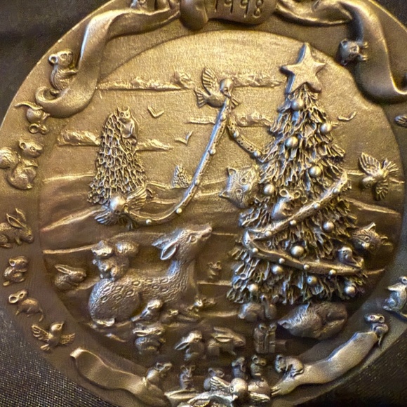 Fort Pewter Christmas Plate with Pewter Stand - Picture 2 of 5